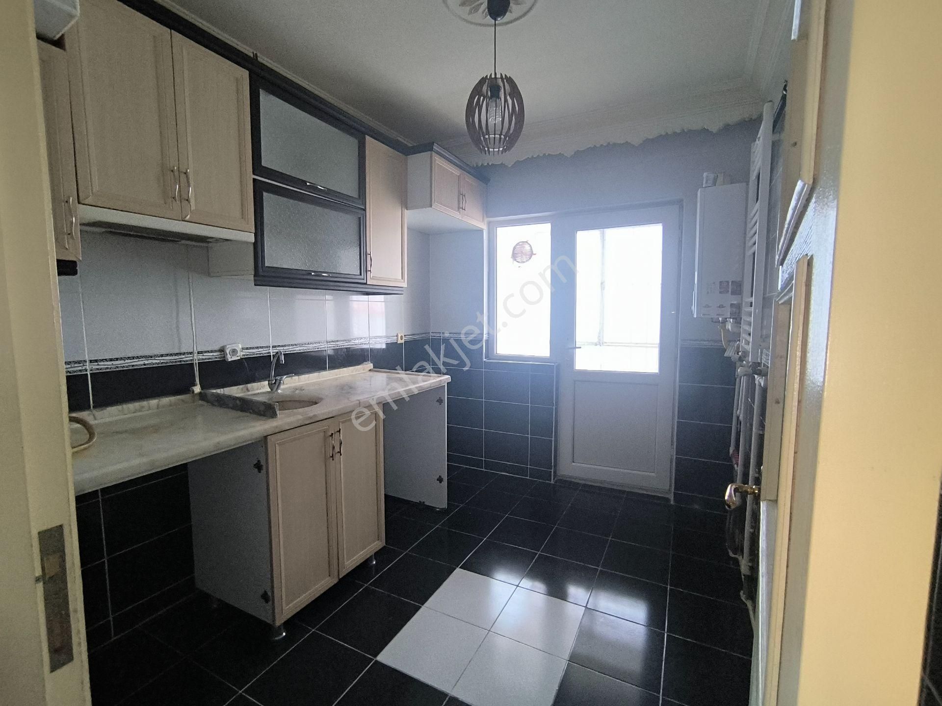 Yılmaz Gayrimenkulden Kıralık 2+1 Ful Yapılı Masrafsız Bahce Kat Yerden Yüksek Balkon Var