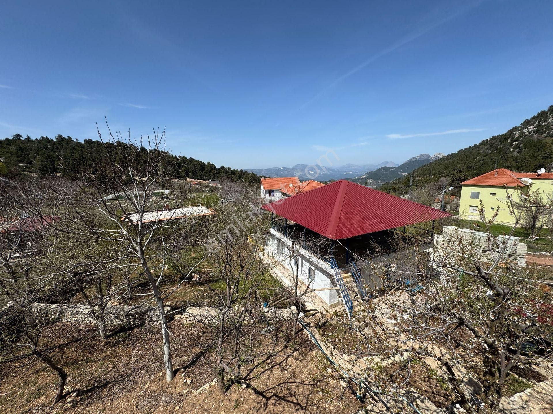 Konyaaltı Geyikbayırında 2+1 598 M2 Arsa İçerisinde Satılık Yazlık Ev