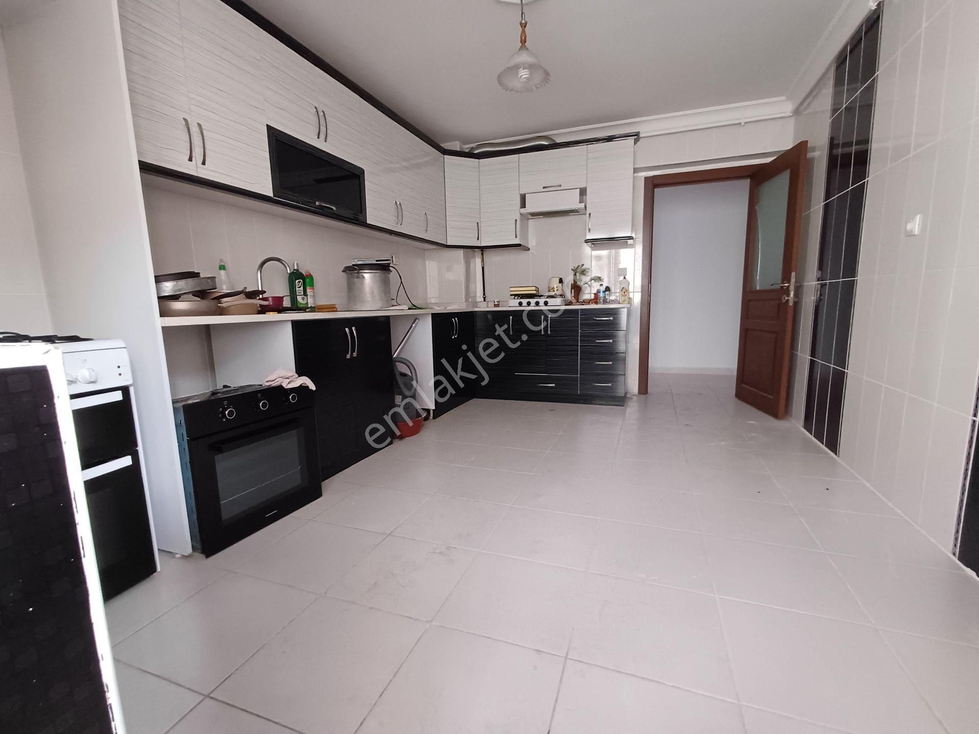 Kuşcağız'da Cadde Yakını Geniş Yapılı Daire!
