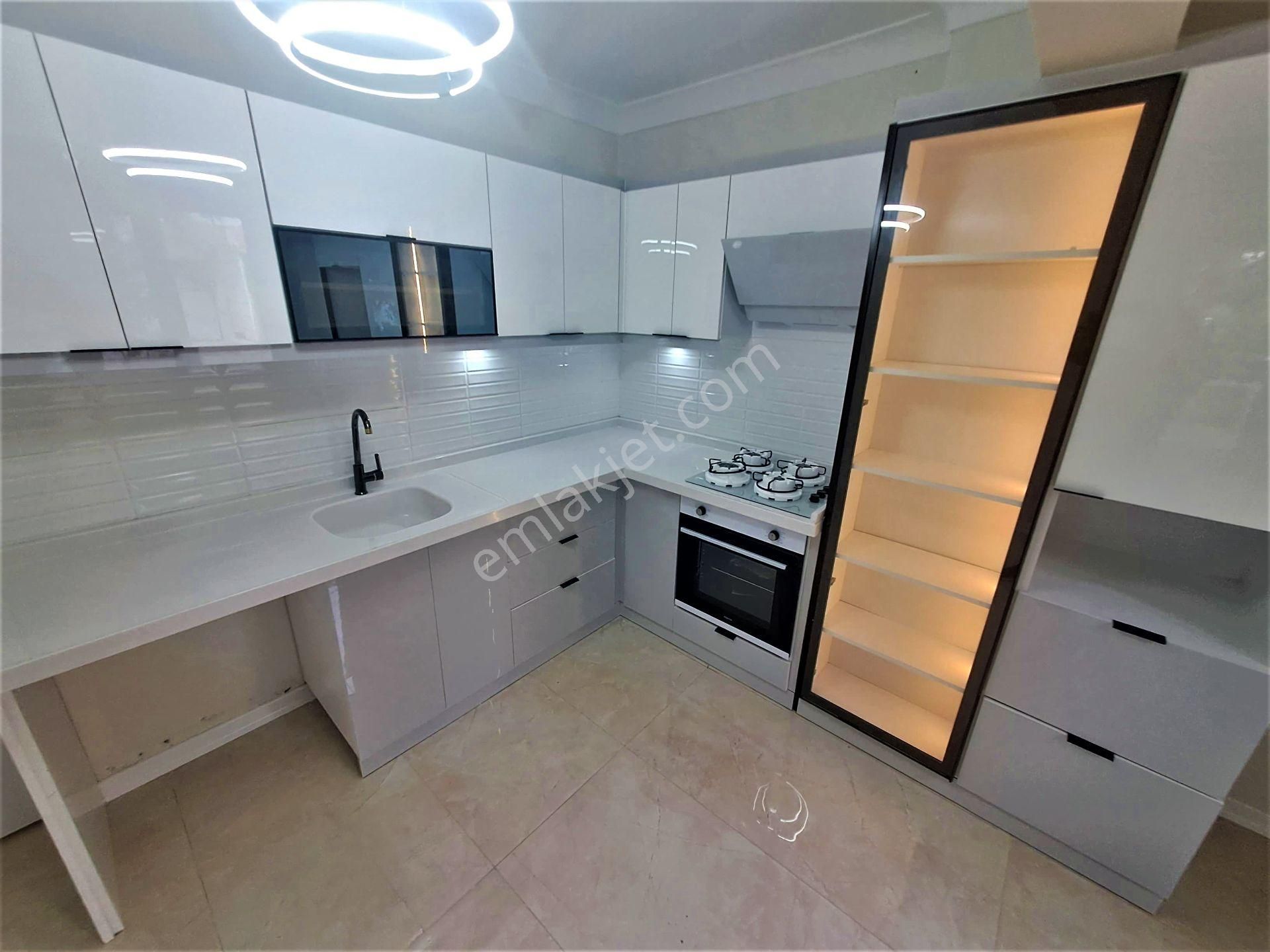 Akçay'da Alfa Gayrimenkul'den İçi Full Yapılı Yüksek Giriş Ön Cephe 2+1 Daire