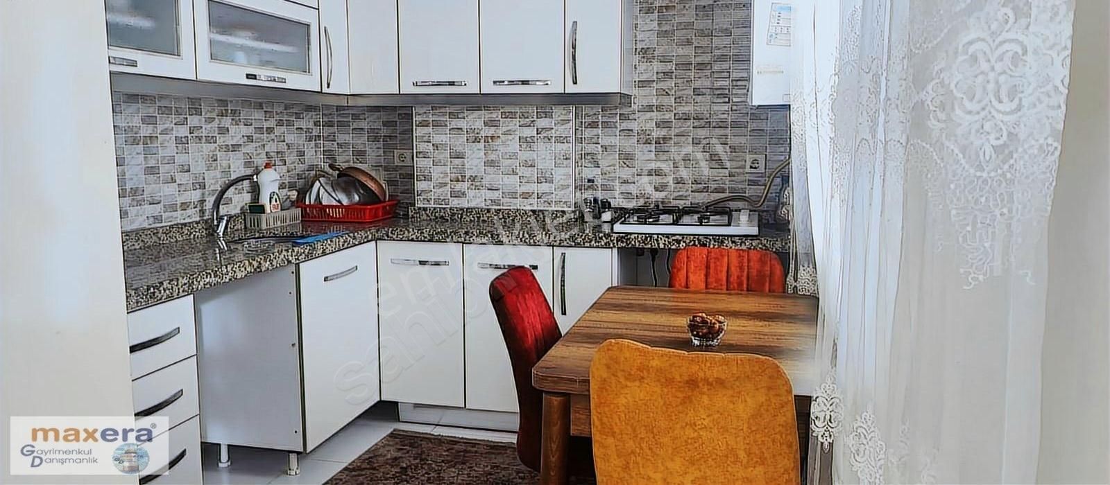 Siyavuşpaşada Asansörlü 2015 Yapımı 90m2 2+1 Kombili