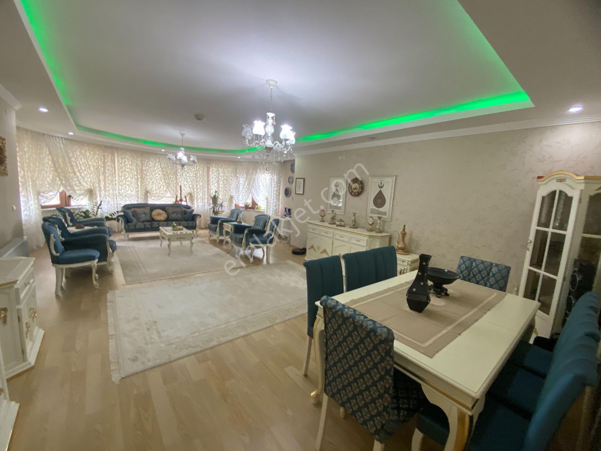 Site İçi Merkezi Konumda 245 M2 5.arakat Satılık 3+1 Lüx Daire