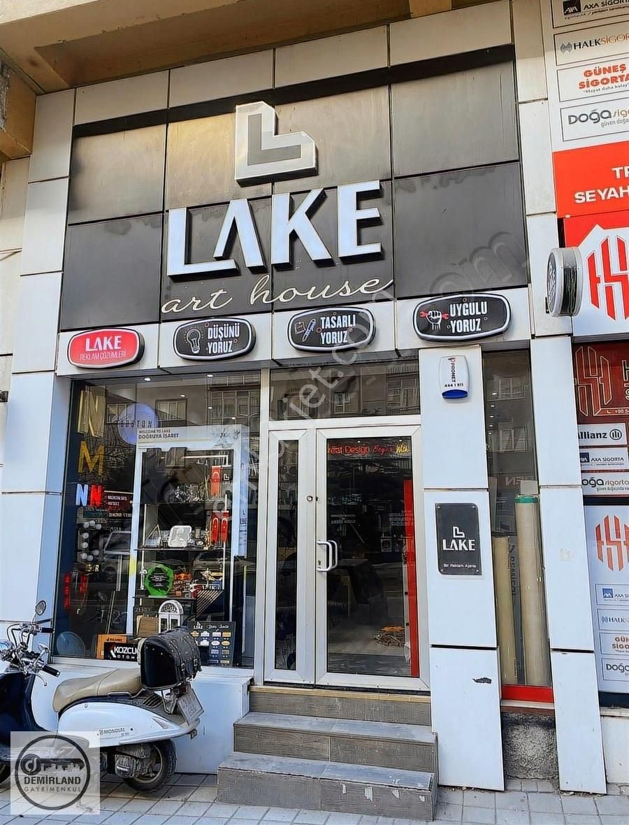 Demirland'dan Satılık Menderes Caddesinde Asma Katlı Dükkan