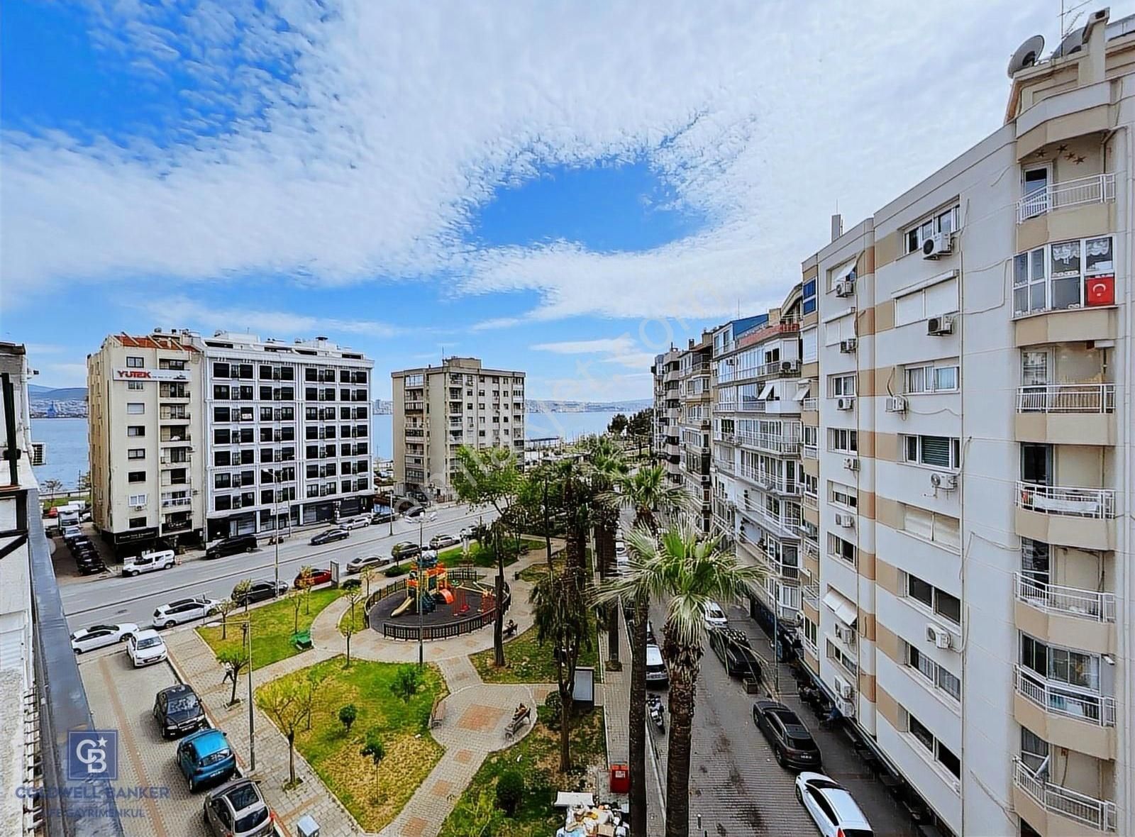 Fiyat Düştü! Karşıyaka Alaybey 2+1 Satılık Deniz Manzaralı Daire