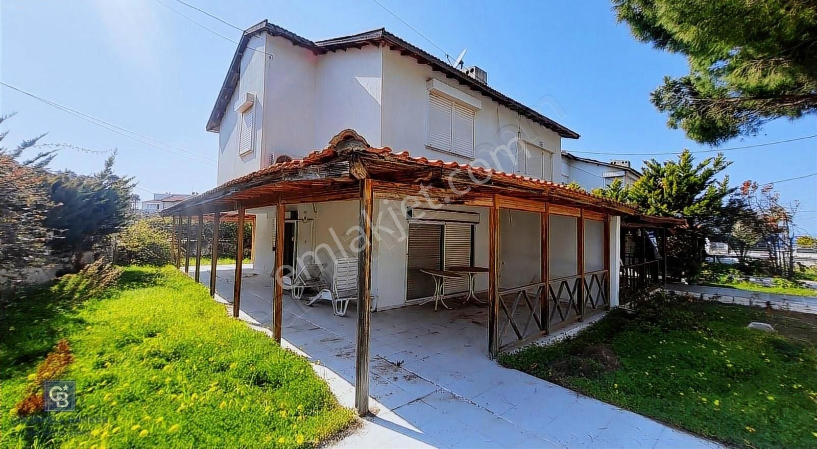Çeşme Yalıkent Sitesinde Satılık Köşe Villa