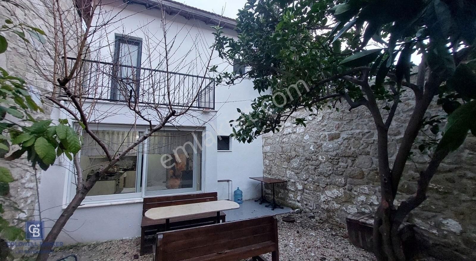 Alaçatı Köy İçinde Kiralık Bahçeli Taş Ev