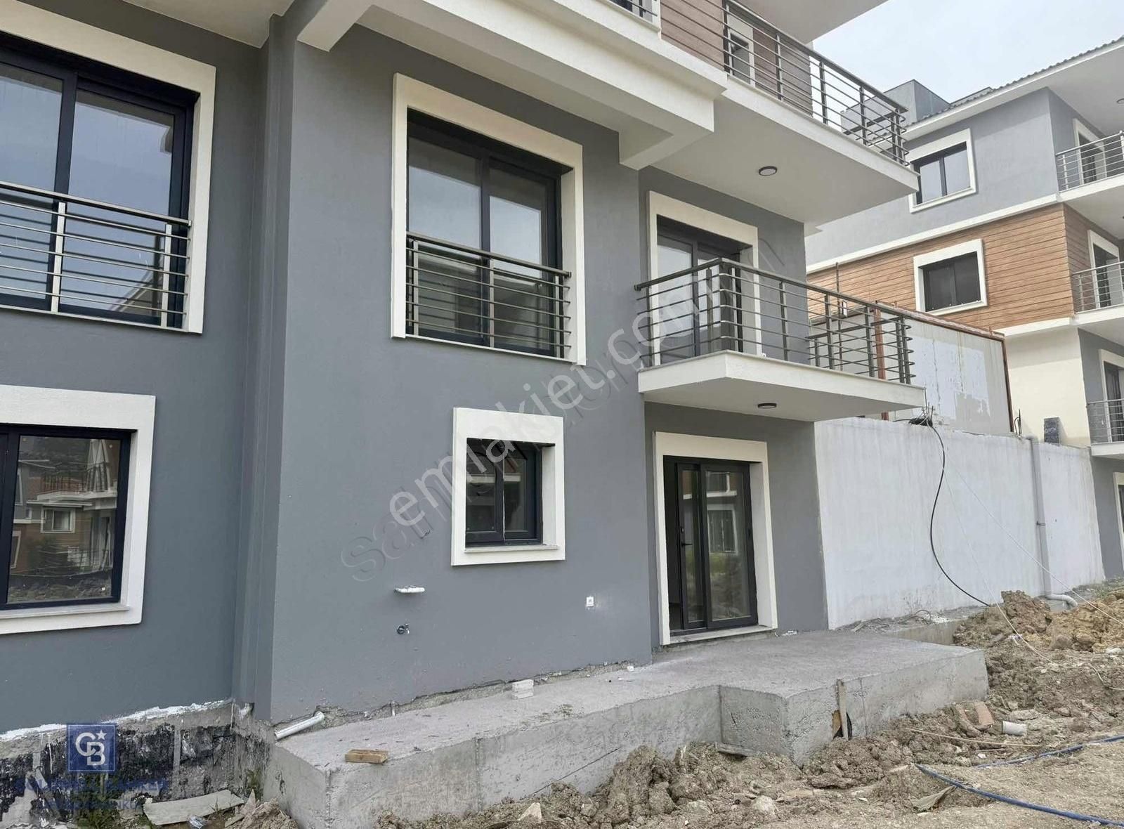 Yeni Foça Da Havuzlu Sitede Bahçe Dubleksi Satılık 2+1 Yazlık