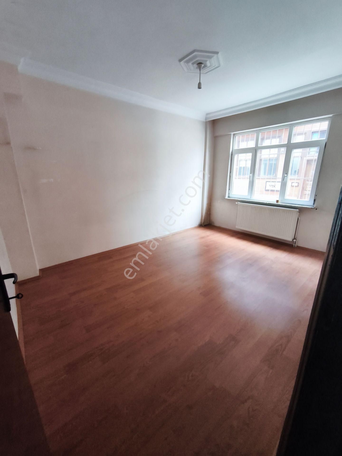 Eyüp Defterdar Metobüse 3dk / 3+1 / Kat Mülkiyetli / Yüksek Giriş Daire