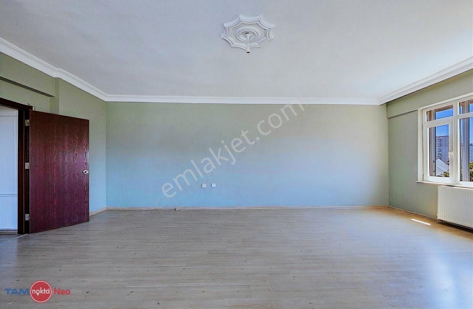 Şirinyalı'da Deniz Manzaralı Cadde Üzerinde 3+1,180 M2 Lüx Daire