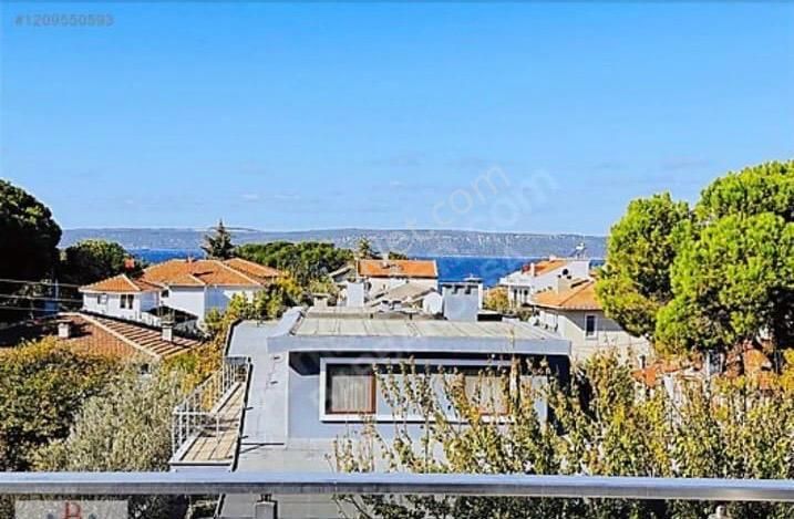 Güzelyalı'da Deniz Manzaralı Triplex Villa