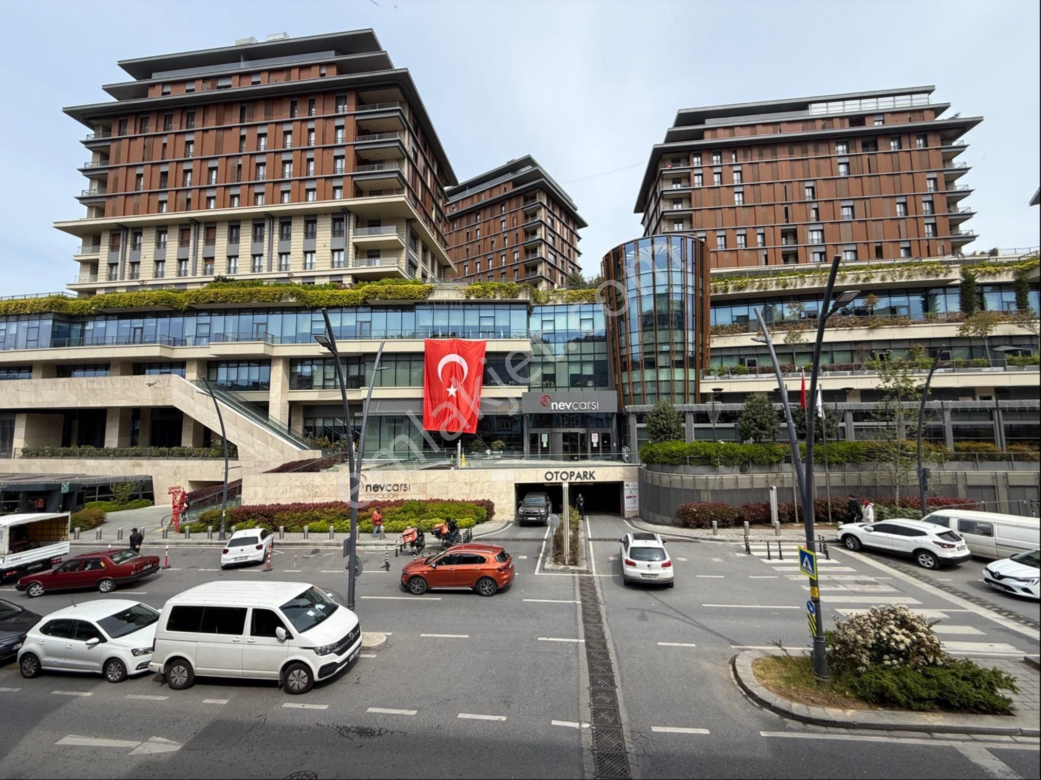Ofis Olaya Müsait Cadde Üstü