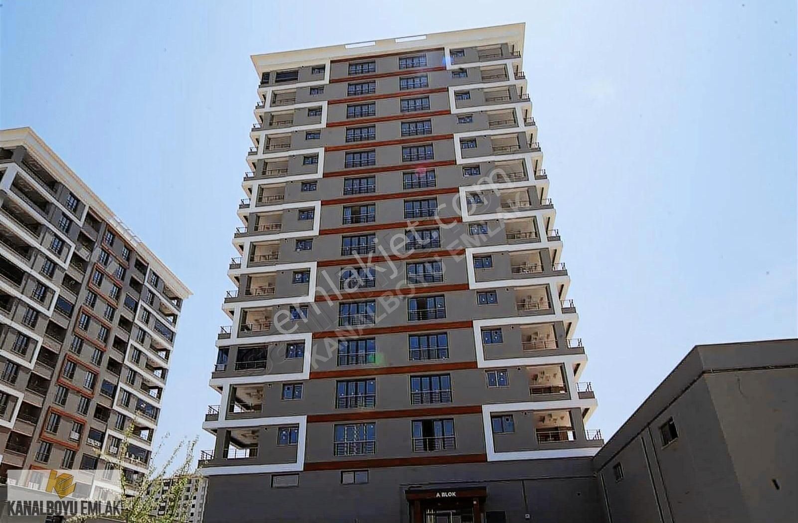 Kanalboyu Emlak'tan Çiftlik Caddesinde 4+1 Sıfır Lüks Daire