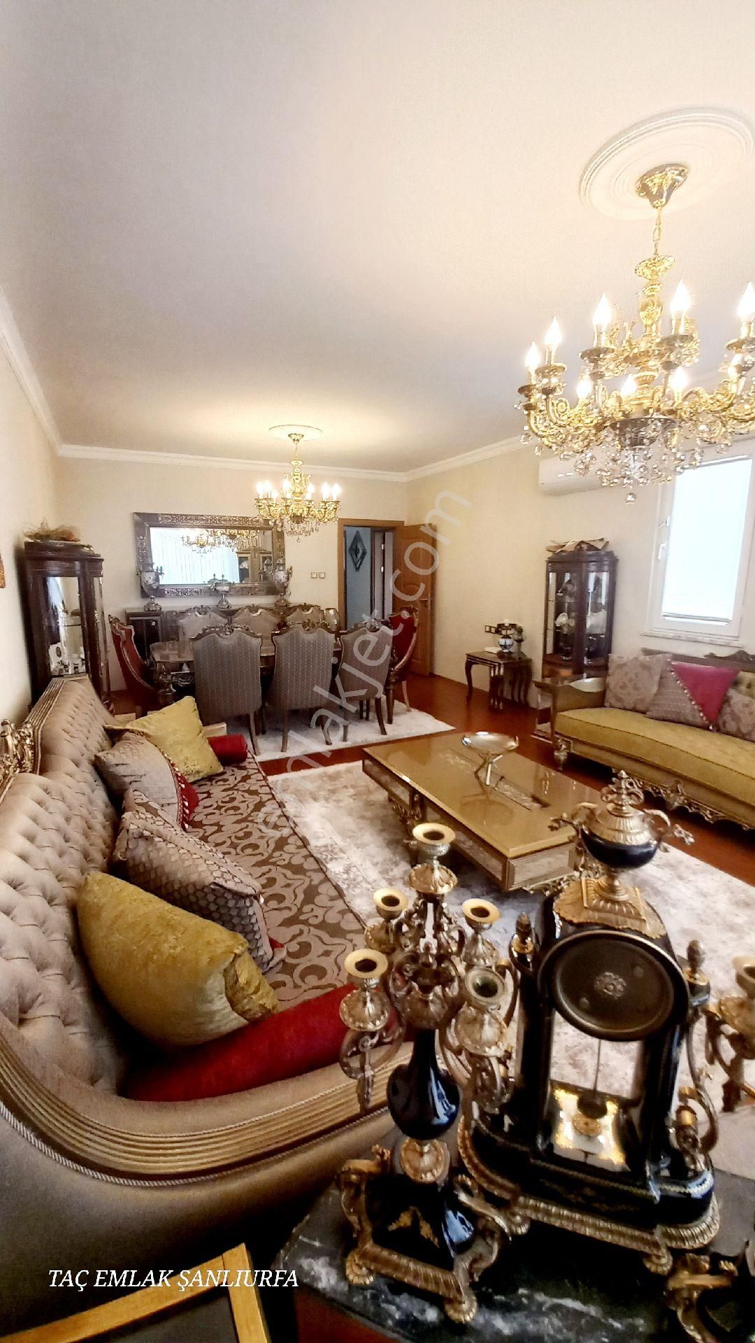 Satılıkbakımlı Daire Ara Kat 5 Odalı Sitede