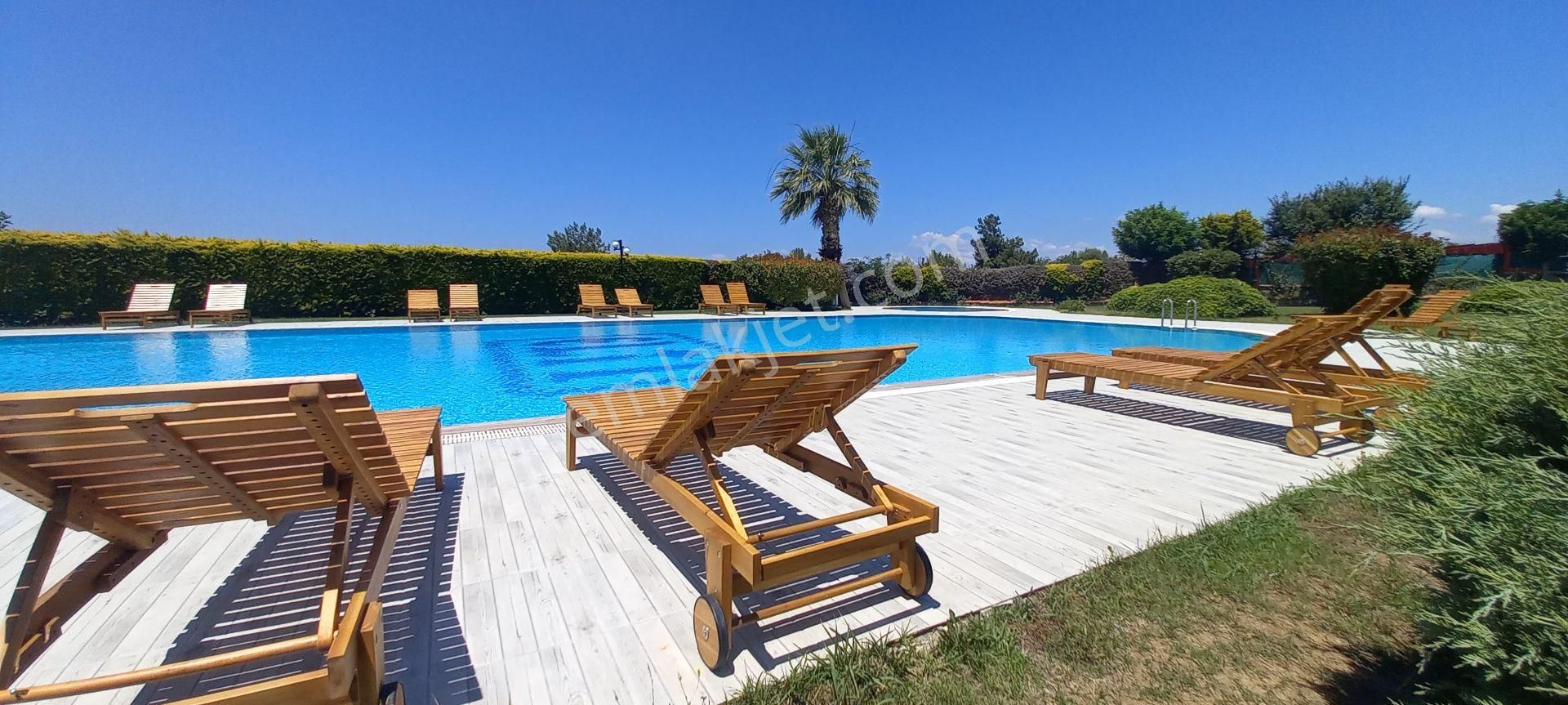 Kuşadası Karaova Mevkiin'de Tam Eşyalı Kiralık 1+1daire Havuzlu Ve Güvenlikli Plaja 1 Km Mesafede