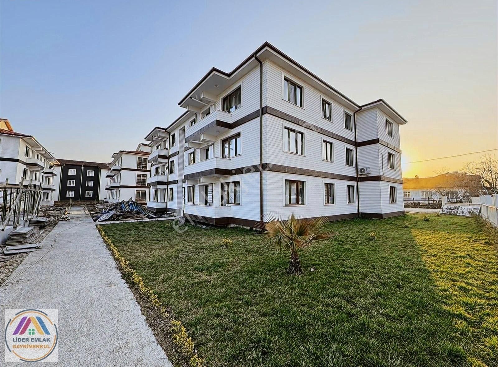 Lider Emlaktan Site İçerisinde Satılık Lüks Orta Kat 3+1 Daire