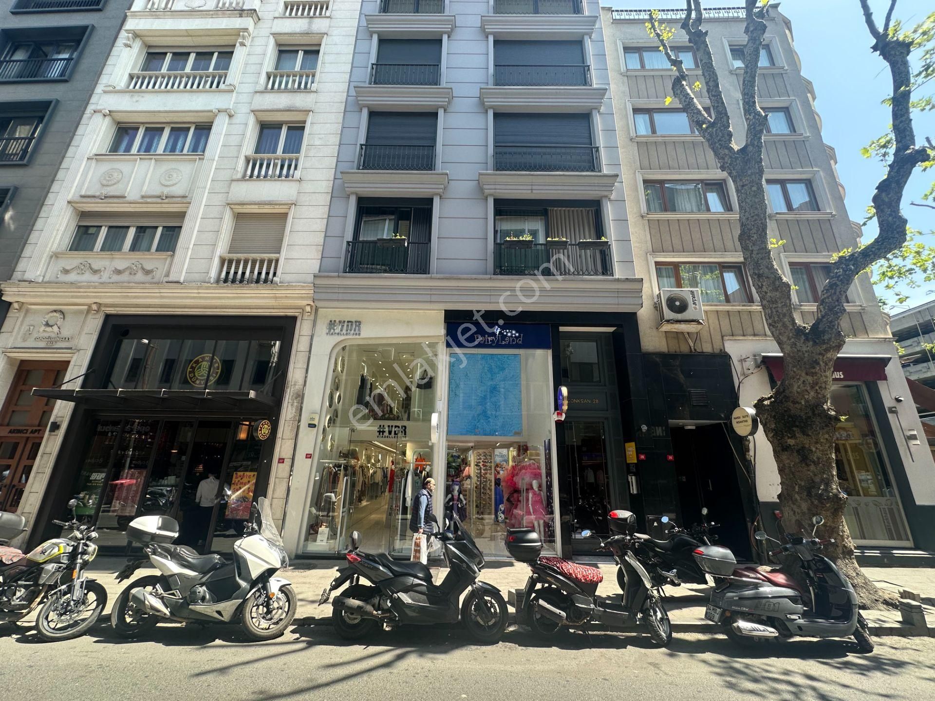 Muhteşem Lokasyonda, Bahçeli, 180m2 Satılık İşyeri