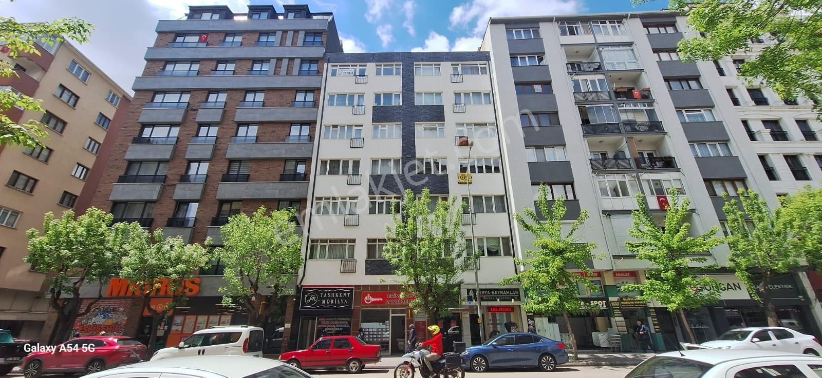 Şahintepesi'nden Sakarya 1 Cadde Üzeri Satılık Geniş 2+1 Daire