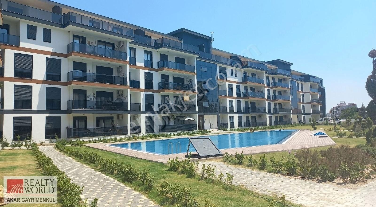 Rw Akar 'dan Havuzlu Sitede Kapalı Mutfaklı Geniş 2+1