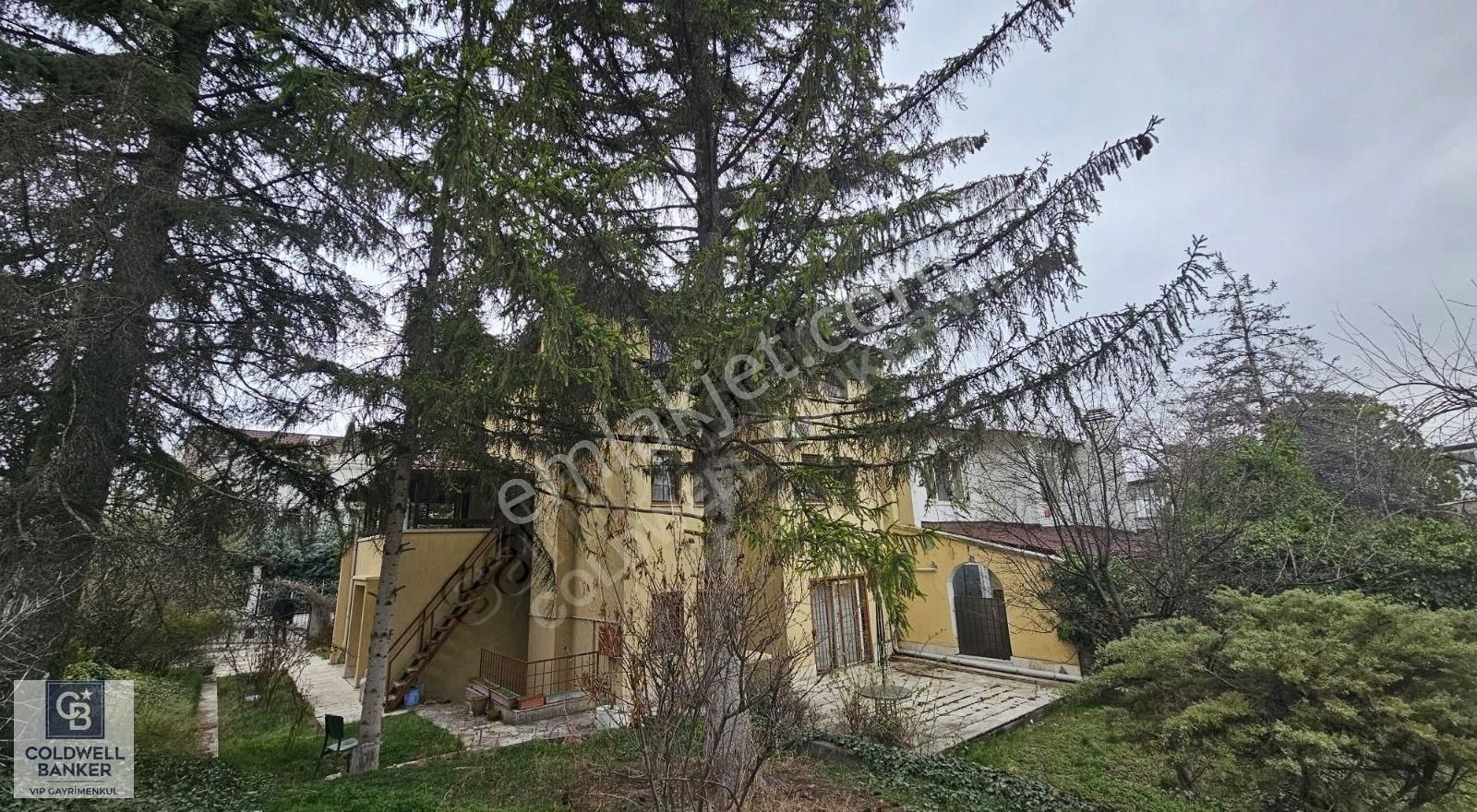 Beysukent'te Sultansuyu Sokakta Bahçeli Müstakil Villa