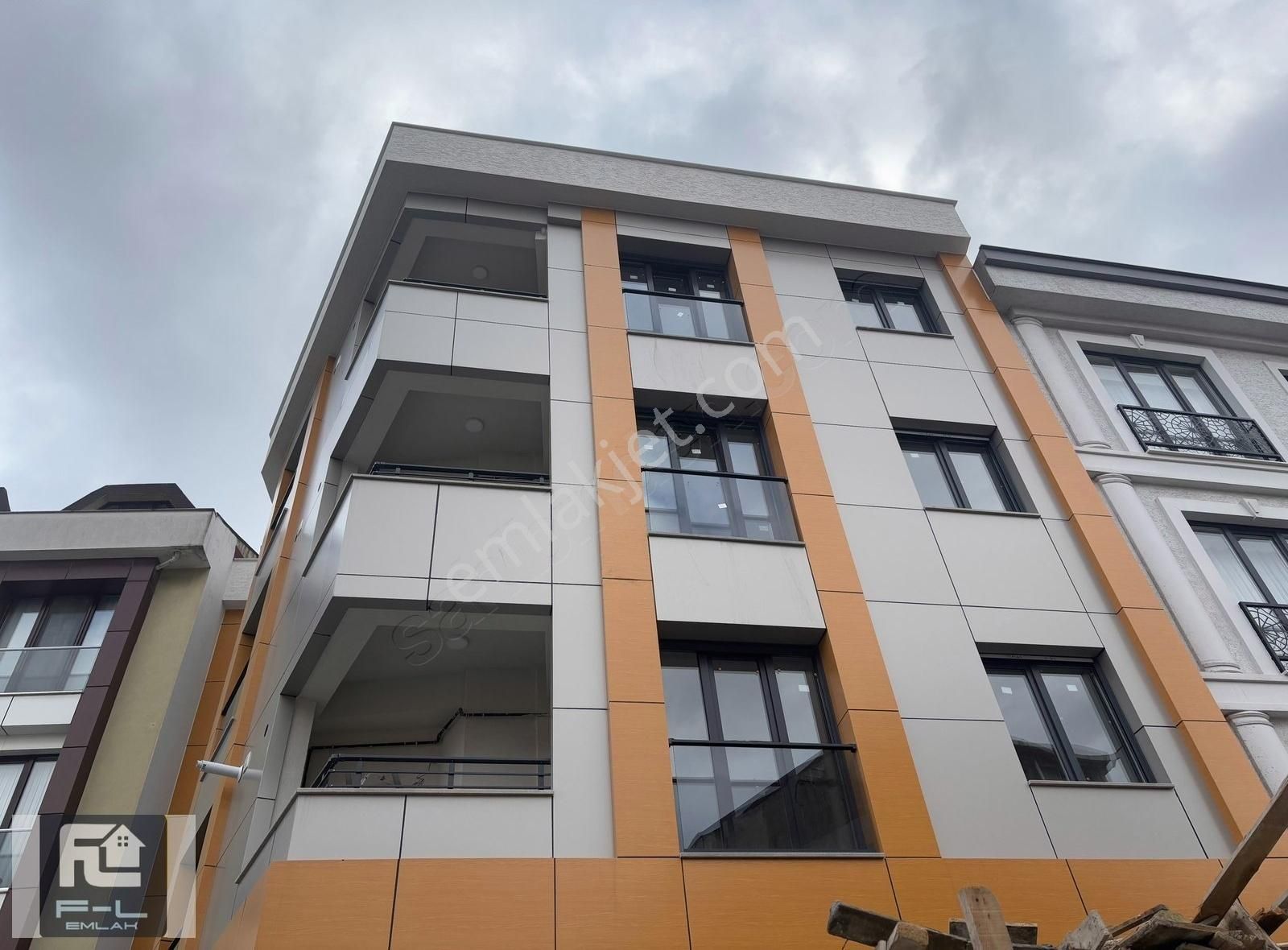 F-l Emlaktan Örnek Merkez E-5 Metro Yakını 1+1 Y. Giriş Ofis