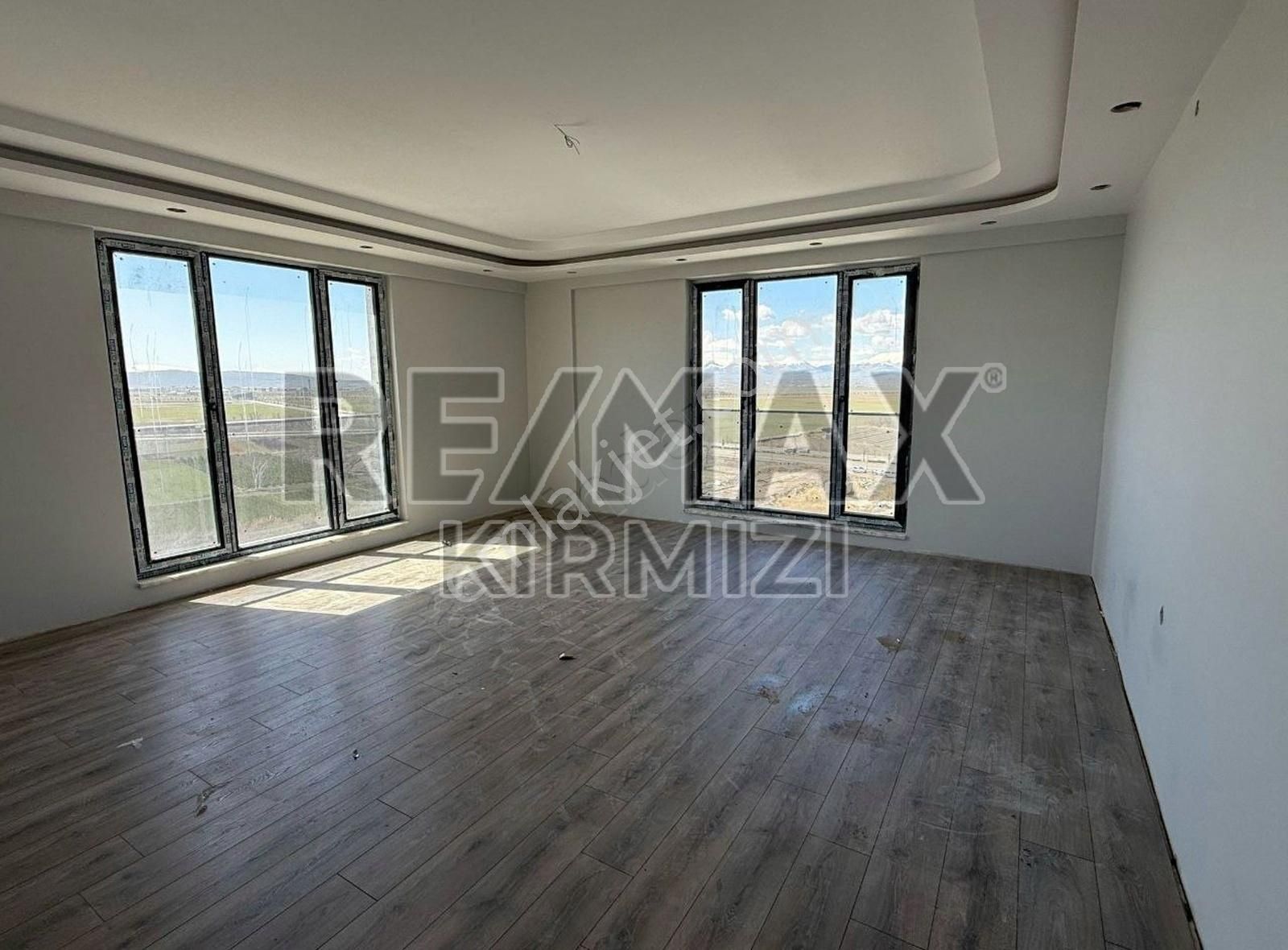 Re/max Kırmızı'dan Kombina Gamaoğlu Cadde 'de Satılık 3+1 Daire