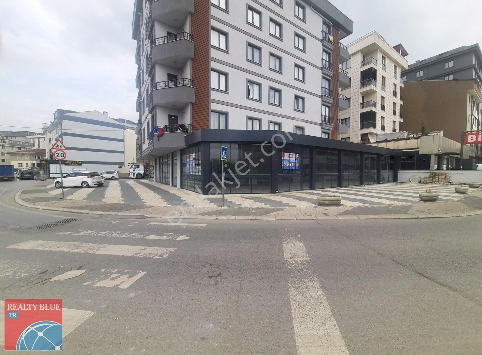 Adil Mah. Ekol Cad.üzerinde Harika Konumda 500 M2 Kiralık Dükkan