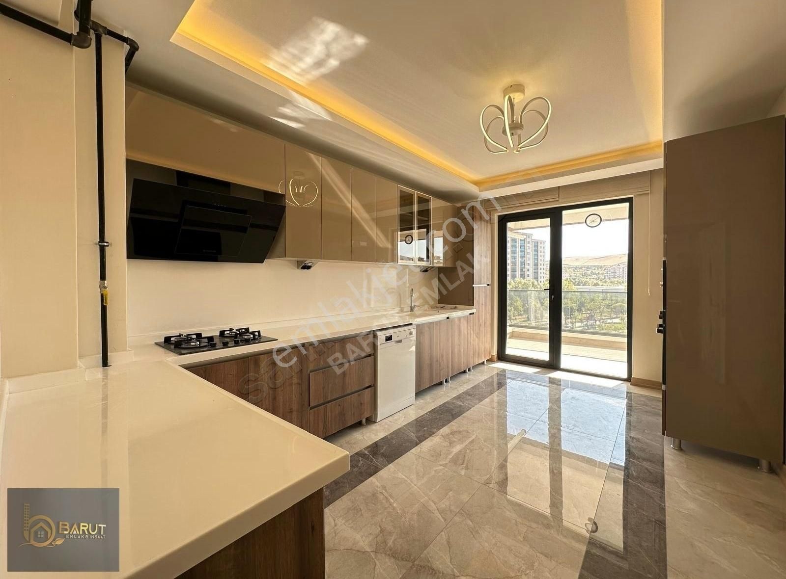 Baruttan Protokol Yolu Yanı Forekazıklı Sitede 4+1 Konsept Daire