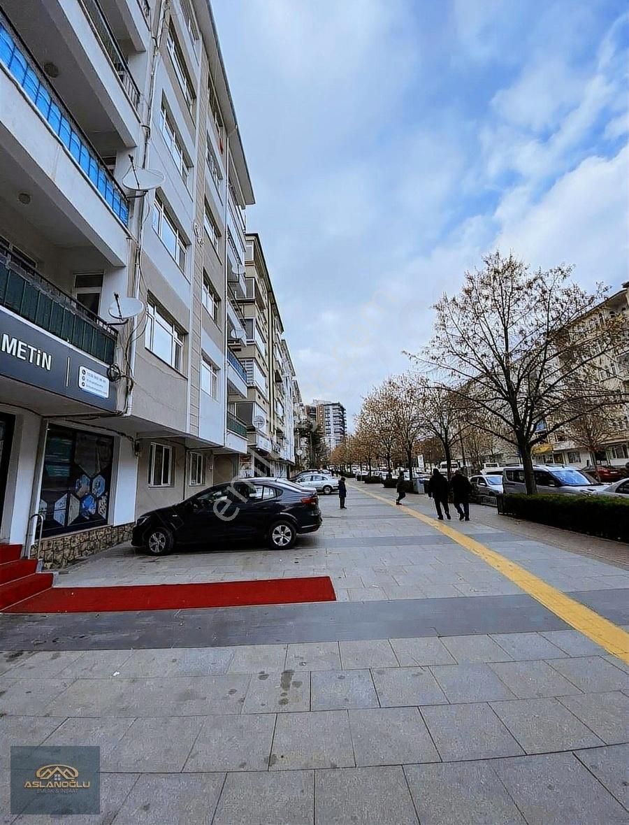 Aslanoğlu Emlak'tan 3+1 Ofise Uygun Geniş Caddede Satılık Daire