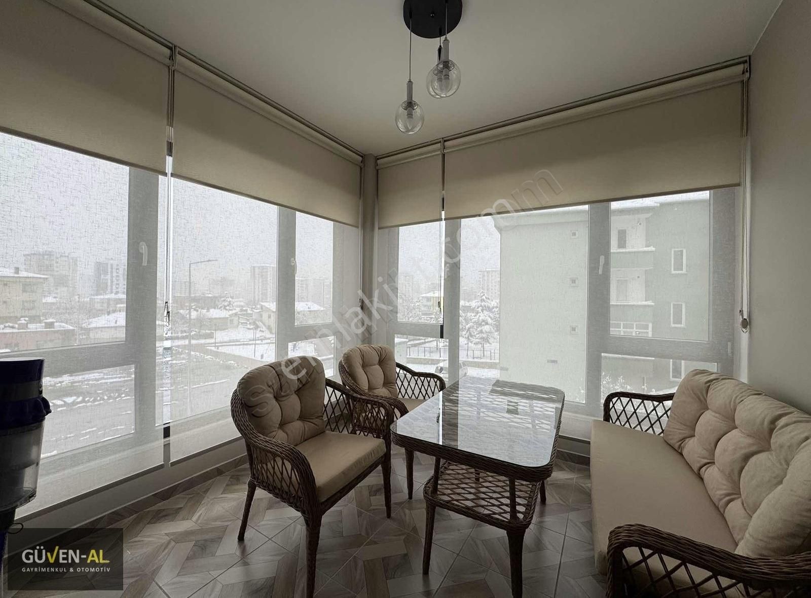Uğurevler'de 3+1 Full Yapılı Düşük Katlı Lüks Daire Güney Cephe