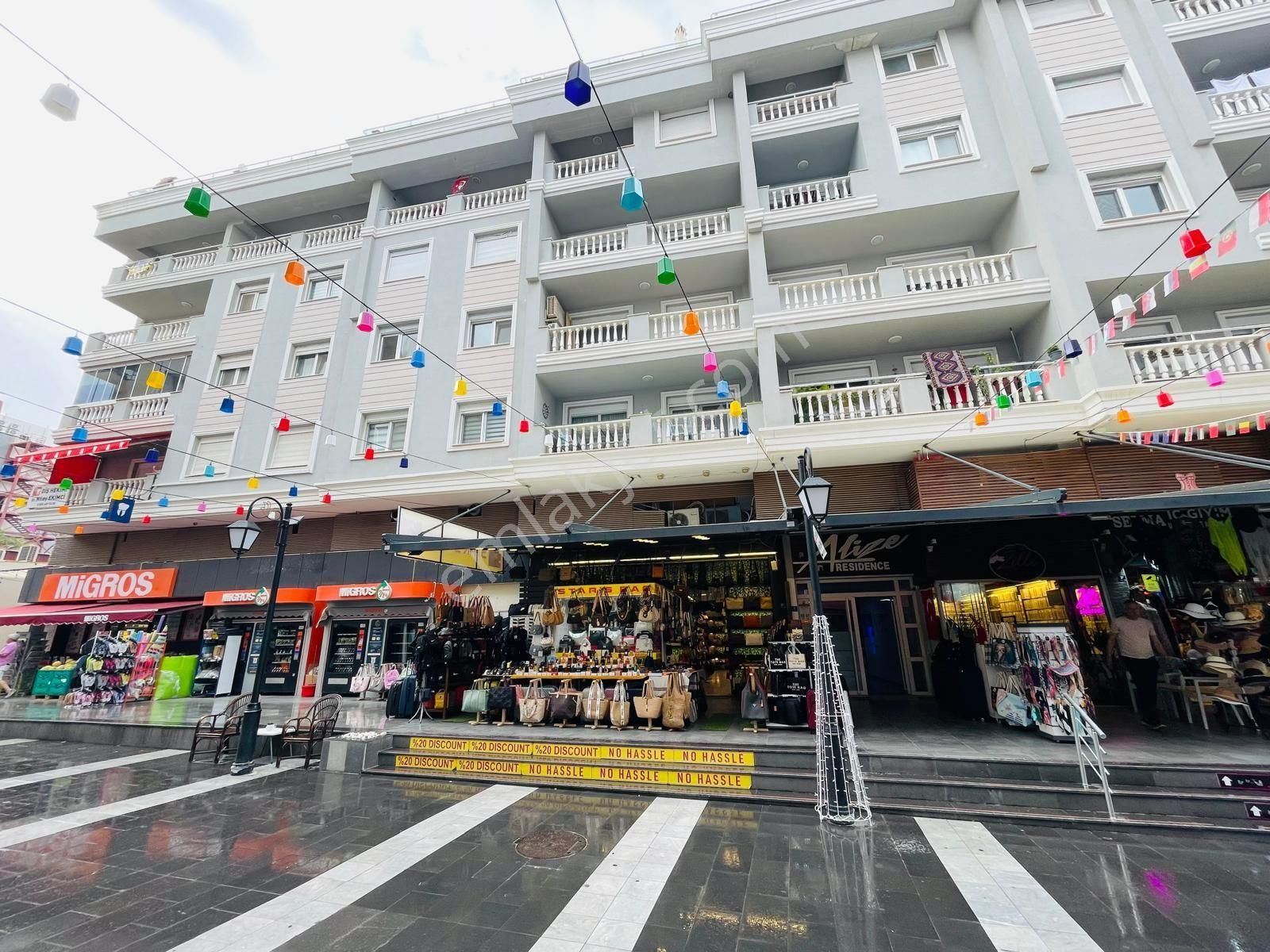 Kuşadası Çarşı Merkez Asansörlü Havuzlu