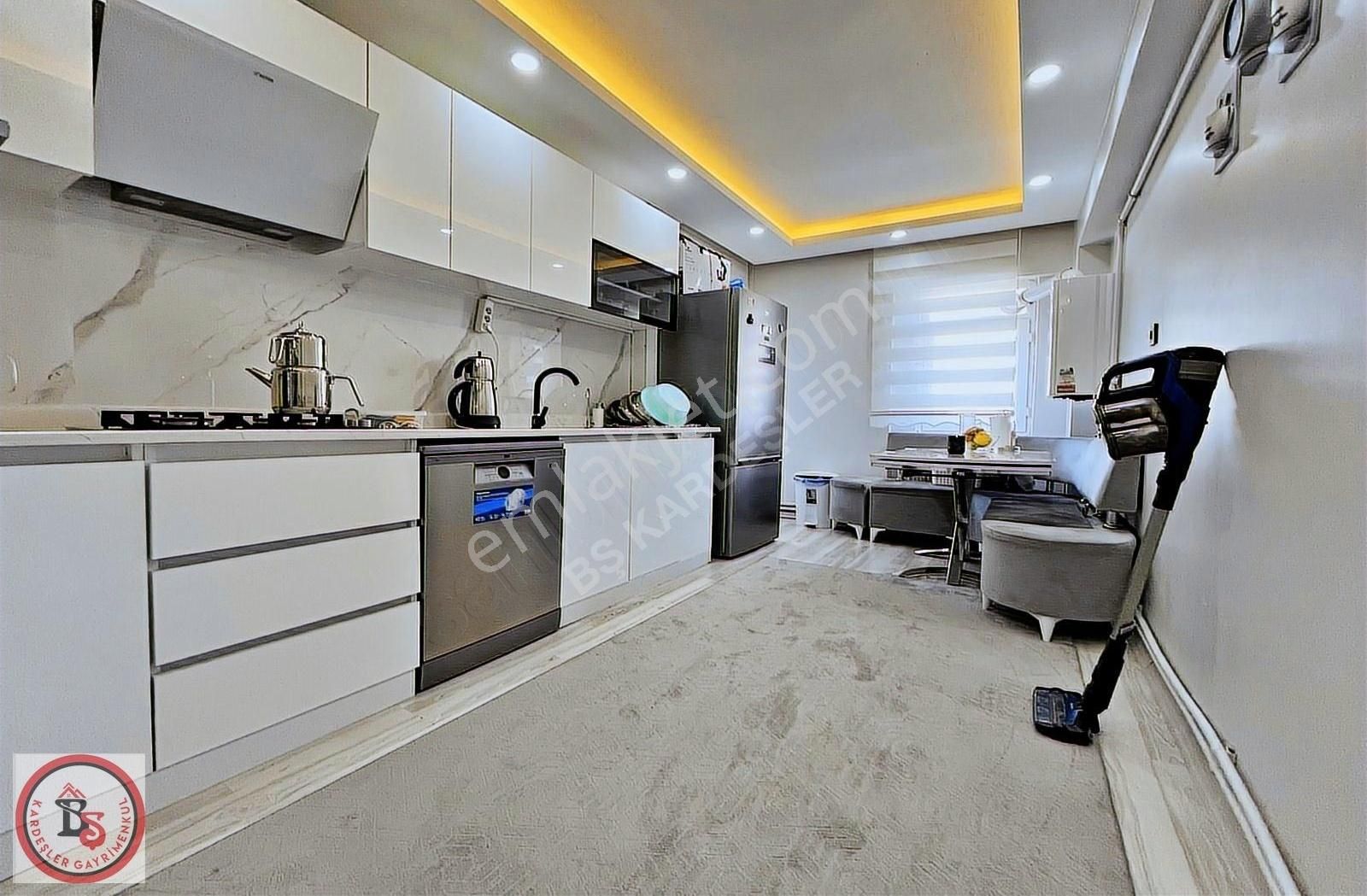 Kafkaslar'da Cadde'ye Bir Sokak Masrafsız Full Yapılı 3+1 Daire