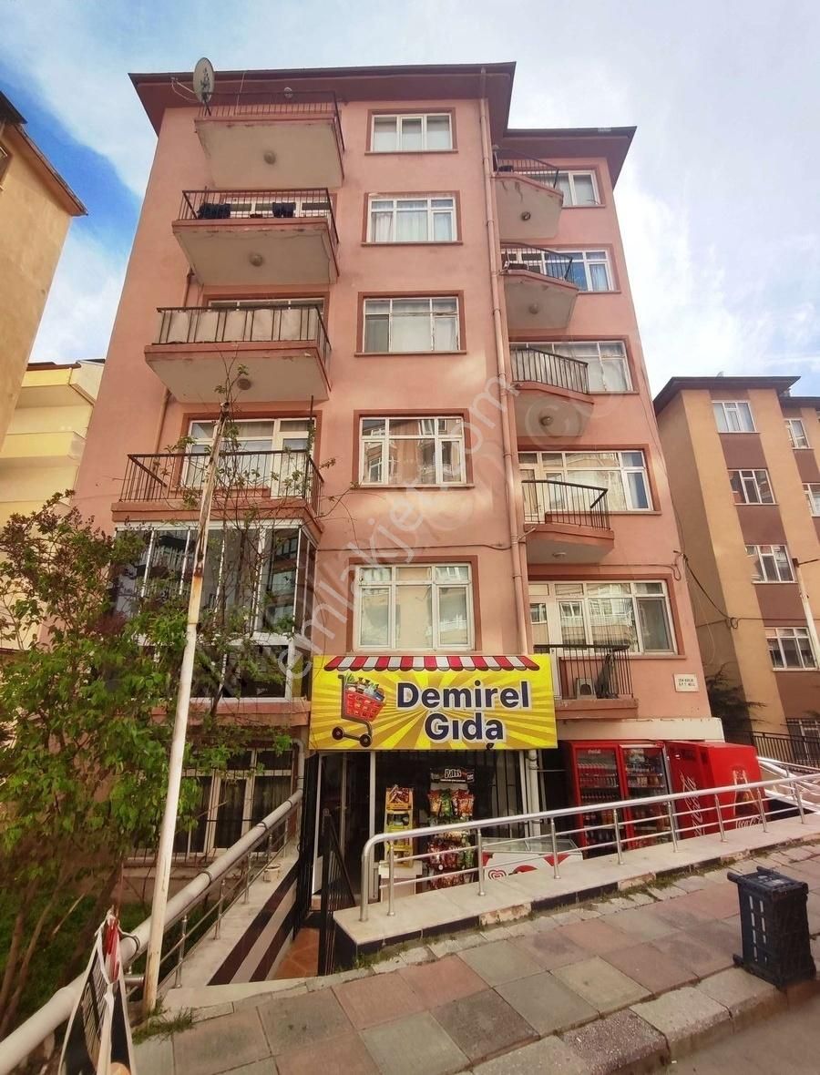 Merkez'de Çevresinde İşlek Caddler Ve İşyerleri Olan 45m² Dükkan