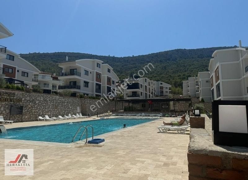 Akbükte Plaja Yakın Havuzlu Sitede Sıfır 2+1 Bahçe Katı Daire