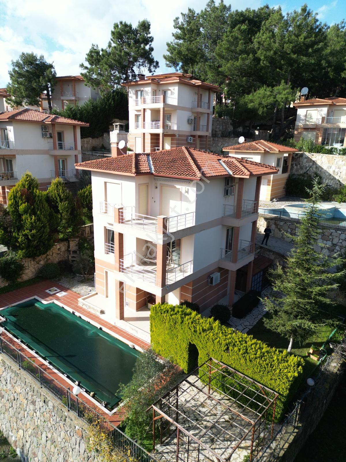 Kuşadası Soğucak'ta 500 M2 Arsa İçinde 5+2 Satılık Villa
