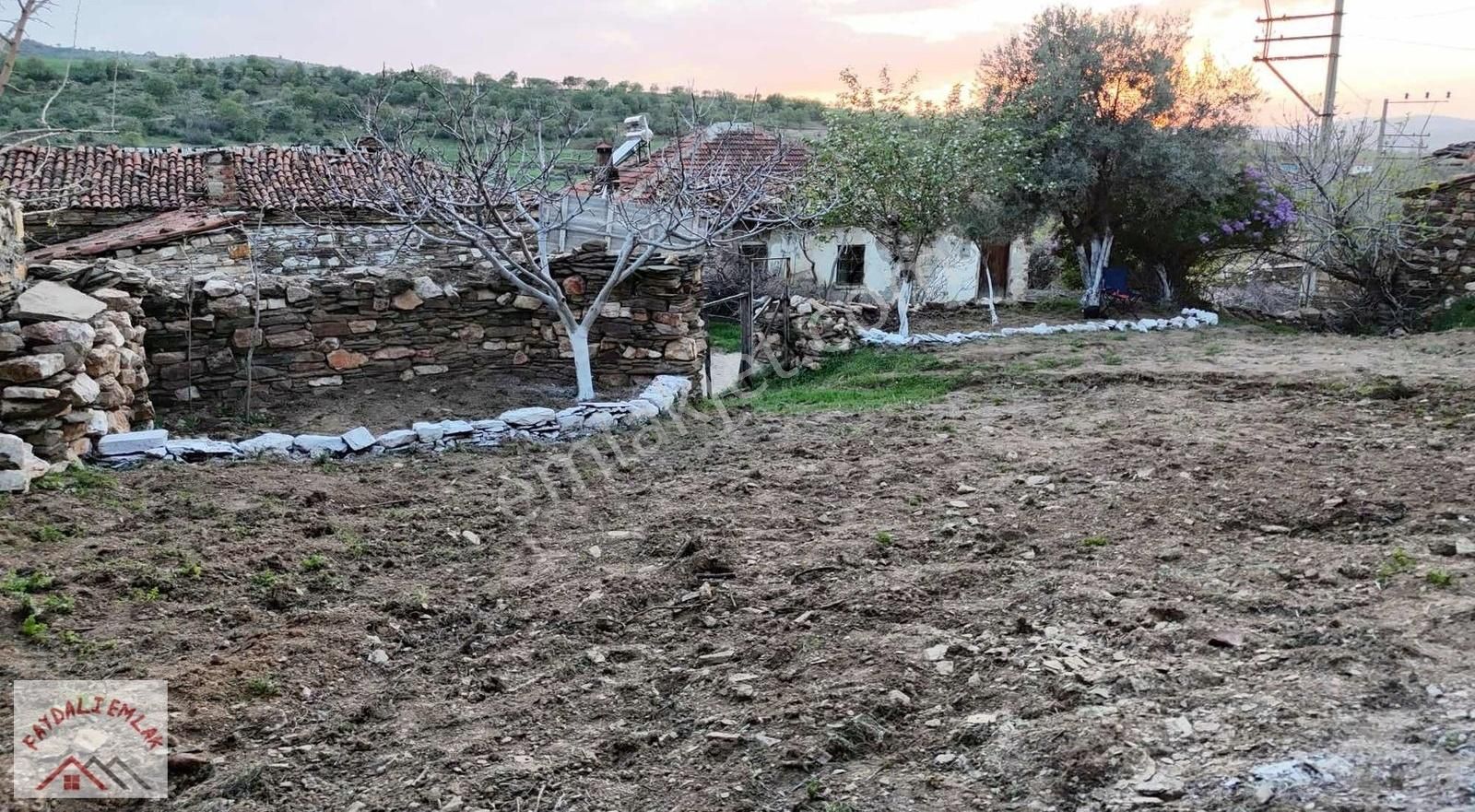 Manisa Kula Bebeklide 343m2 İçinde Evi Olan Arsa