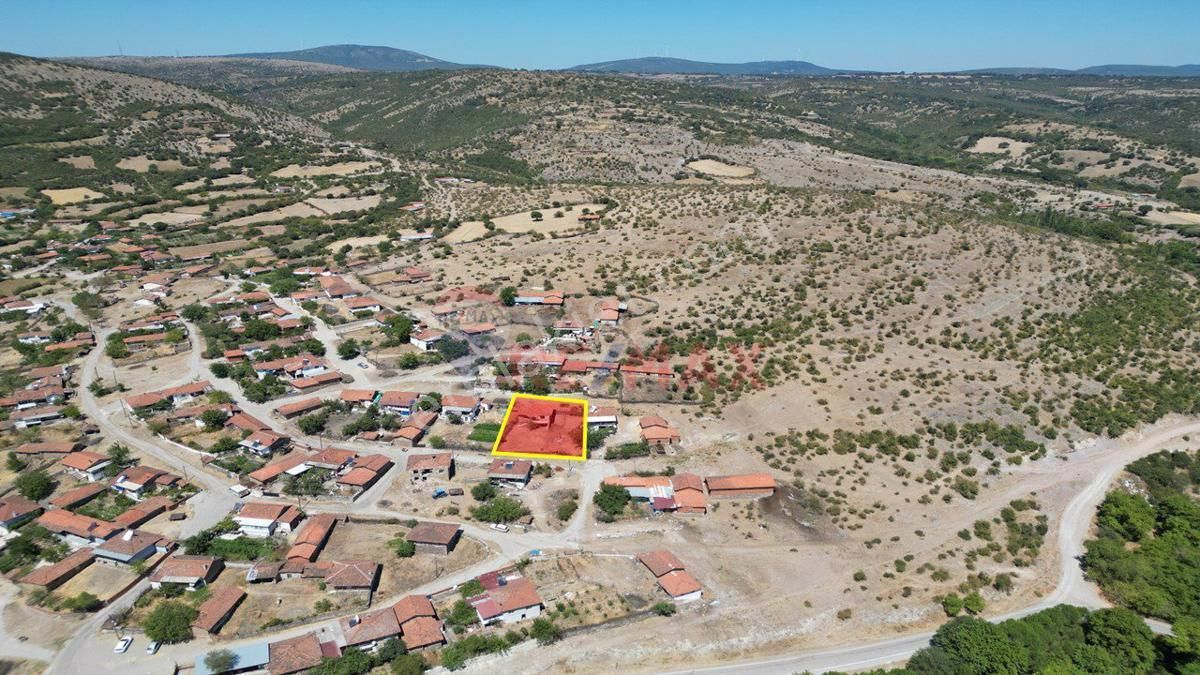 Re/max İnci'den Balya'da İçinde Köy Evi Olan 450 M2 Satılık Arsa