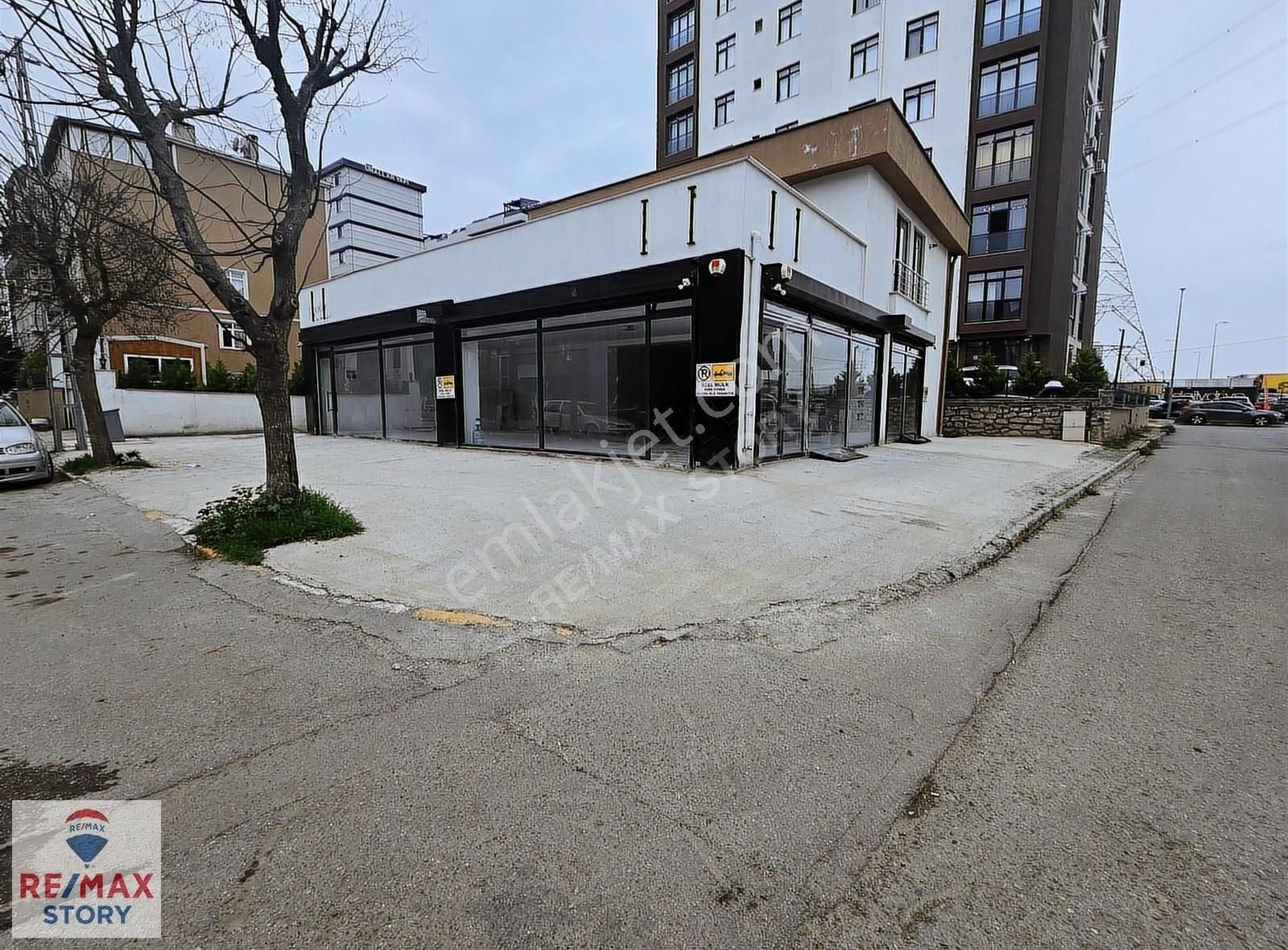 Sabiha Gökçen Havaalanı'na Komşu 340m² Kiralık Depolu Dükkan