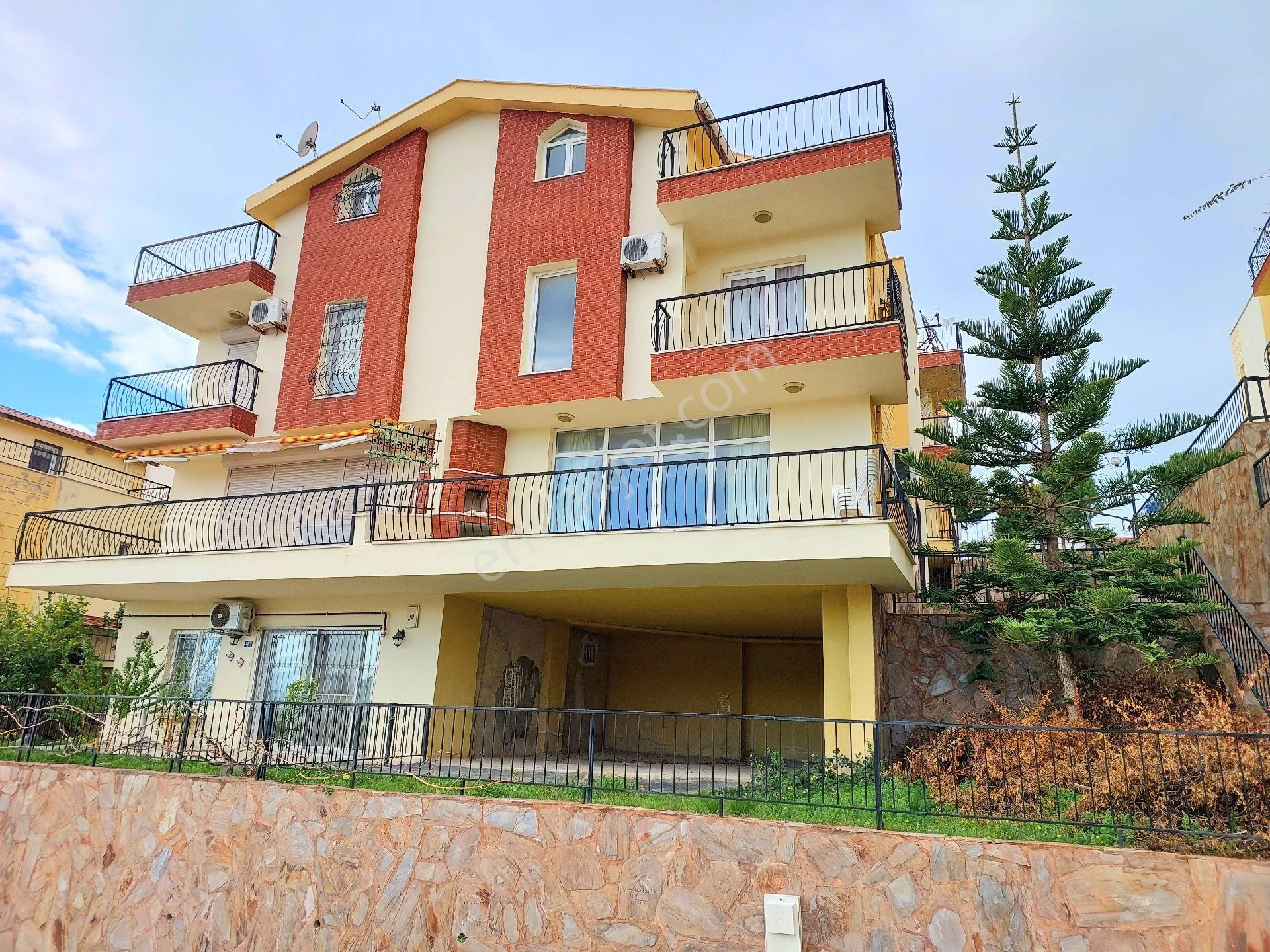 Kuşadasında Havuzlu Sitede Deniz Manzaralı 4+1 Yazlık