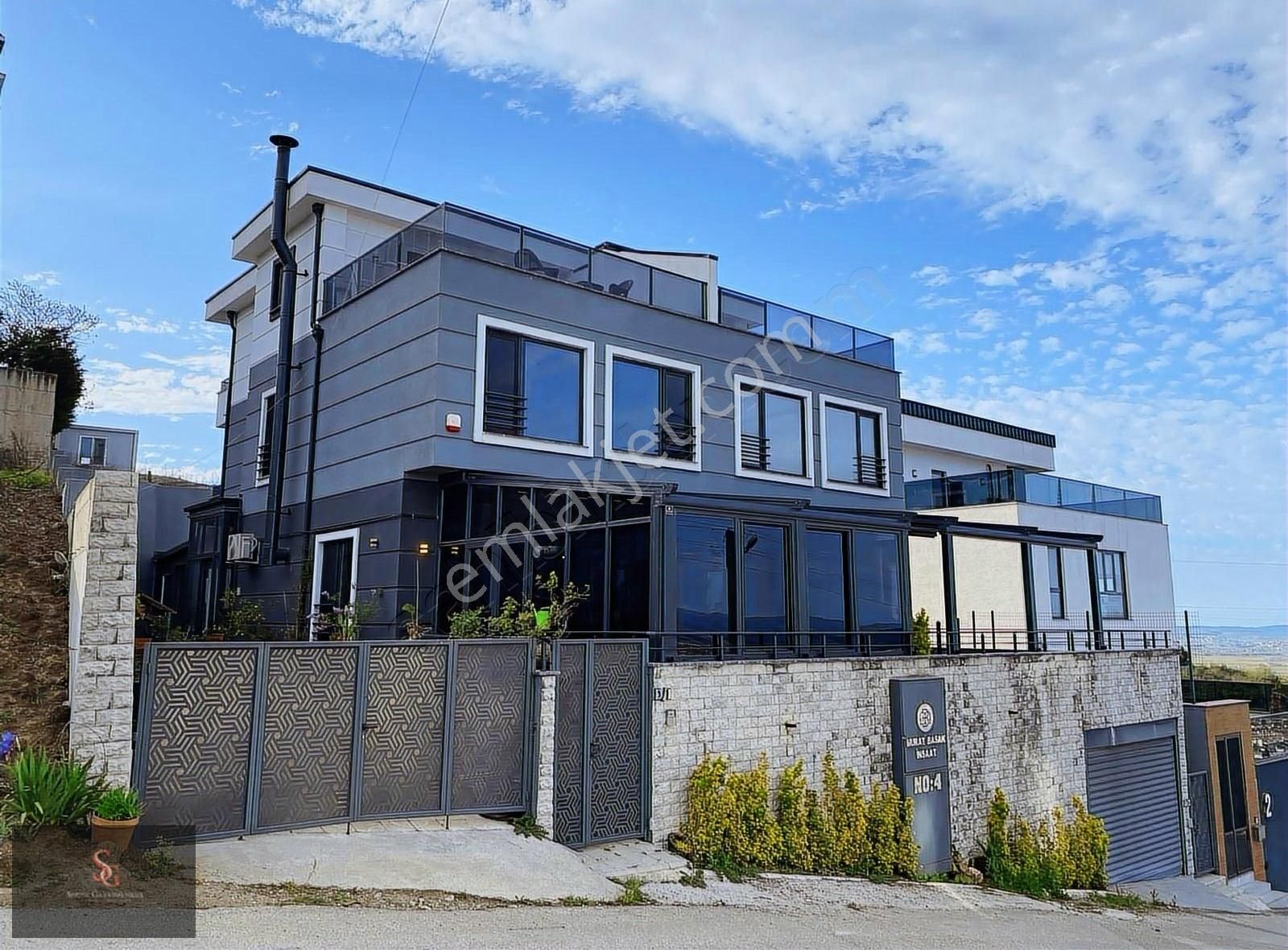 Önü Kapanmaz, Şehrin Işıltılı Manzarası, Lüks Tripleks Villa