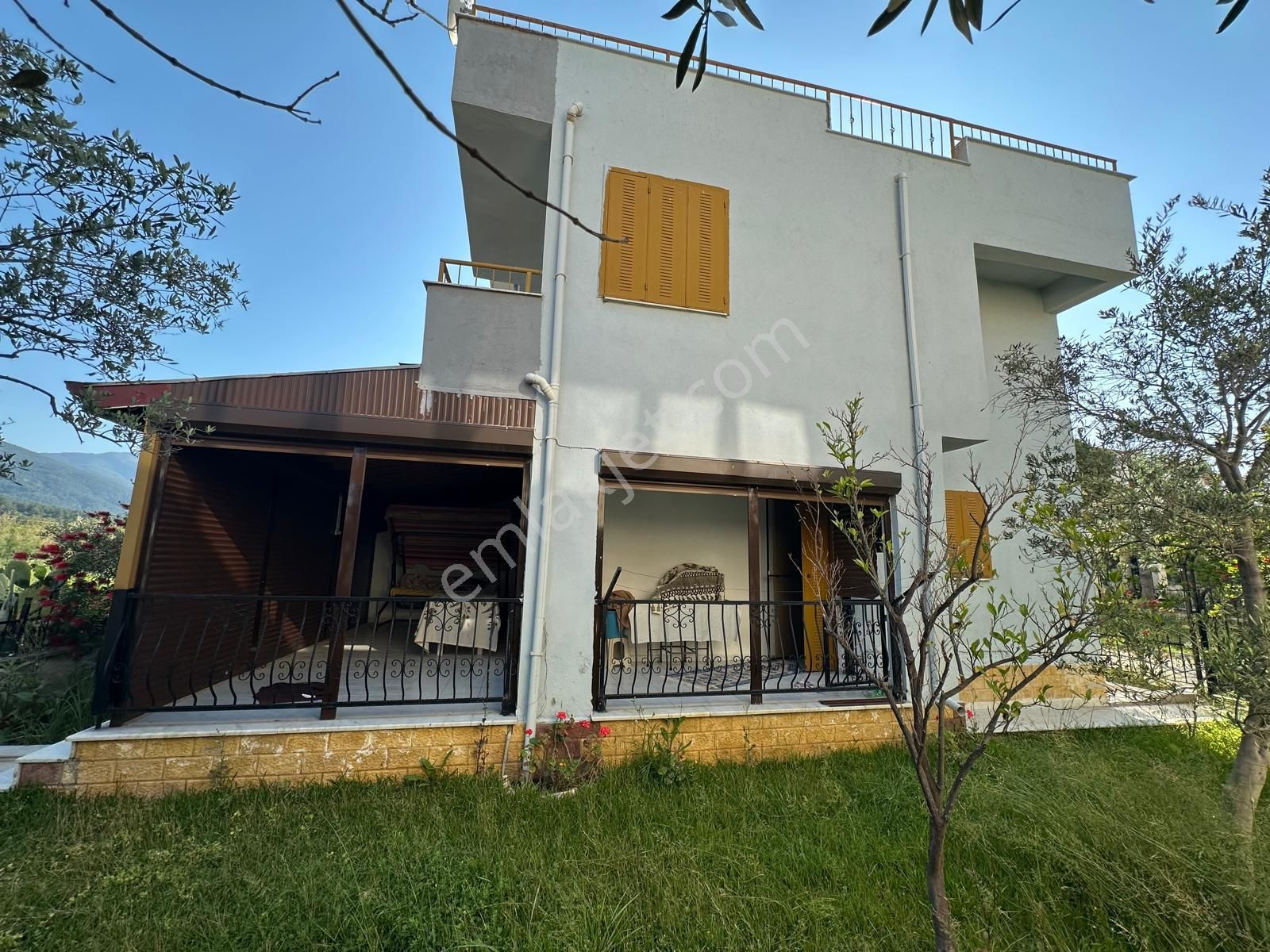 Kuşadası Güzelçamlı Sahil Bölgesinde Satılık Tripleks Villa