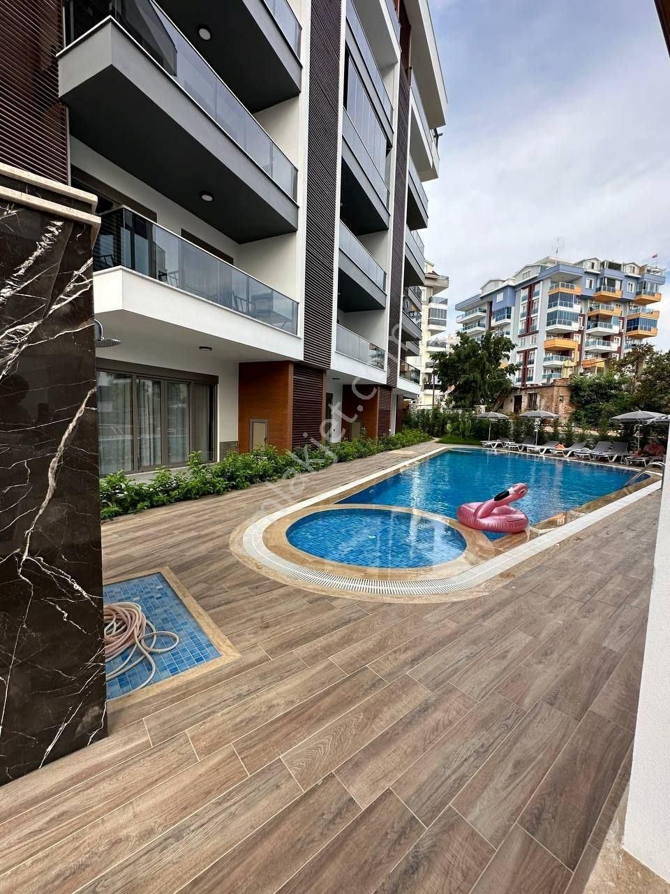 Alanya Tosmur Denize 600 M Eşyalı 1+1 Satılık Daire