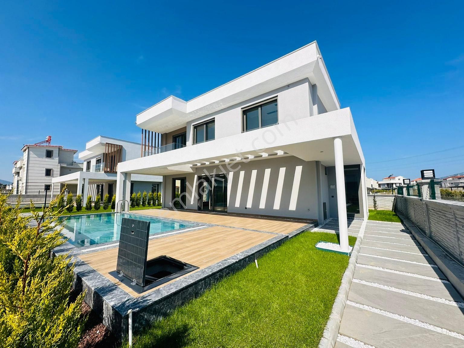 Güzelçamlıda Denize 600m Müstakil Özel Havuzlu Villa
