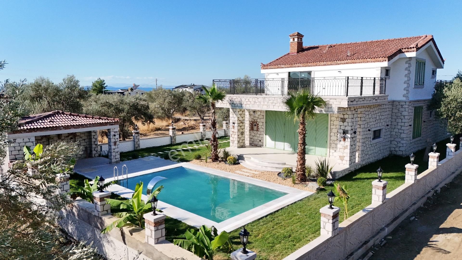 Balıkesir Altınoluk'ta Satılık Alaçatı Konsept Havuzlu Villa
