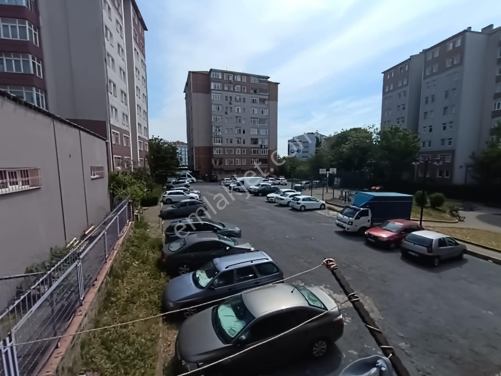 Yağmur Emlaktan Avcılar Merkez Mahallesi Belediye Bloklarında Satılık 2+1 Daire.