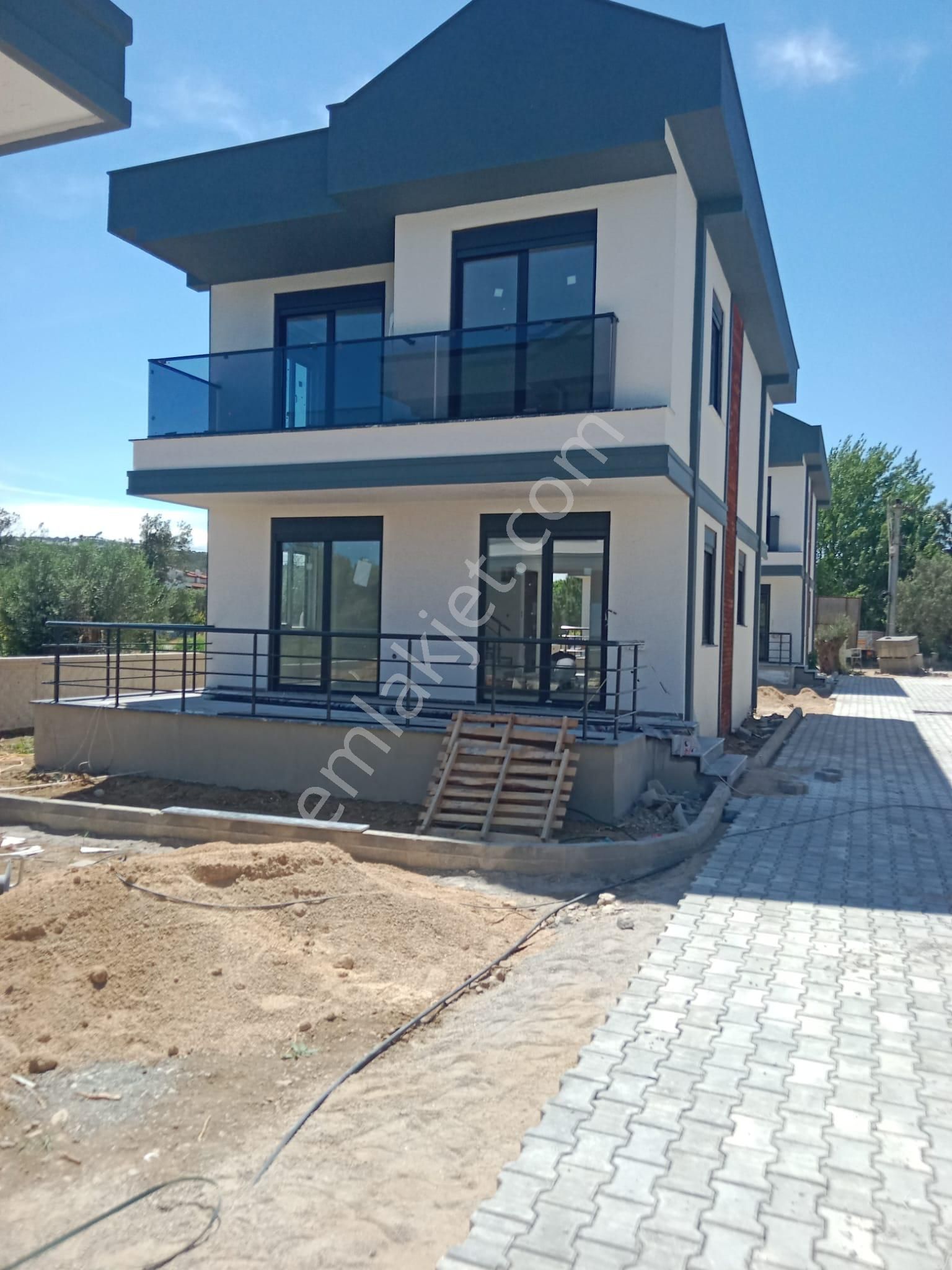 Burhaniye Pelitköy De Denize 100 Metre Müstakil Konumda Site İçersinde Satılık Villa