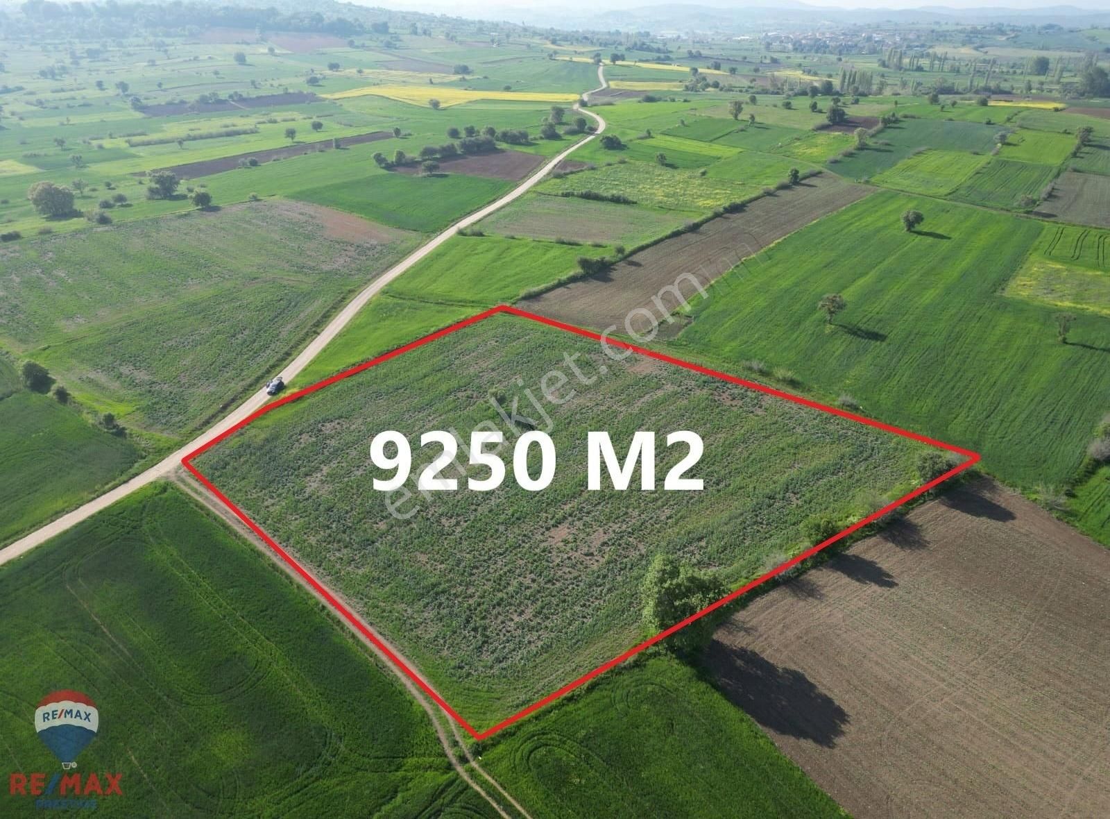 Biga Kozçeşme Köyü'nde Resmi Yola Cepheli 9250 M2 Satılık Tarla