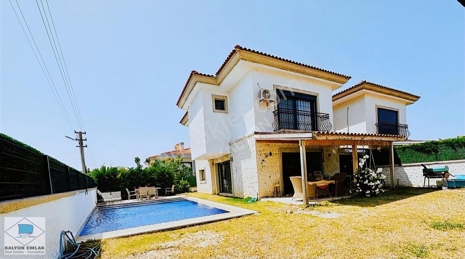 Çeşme Reisderede Kiralık Köşe Konumlu Havuzlu Lüks Villa