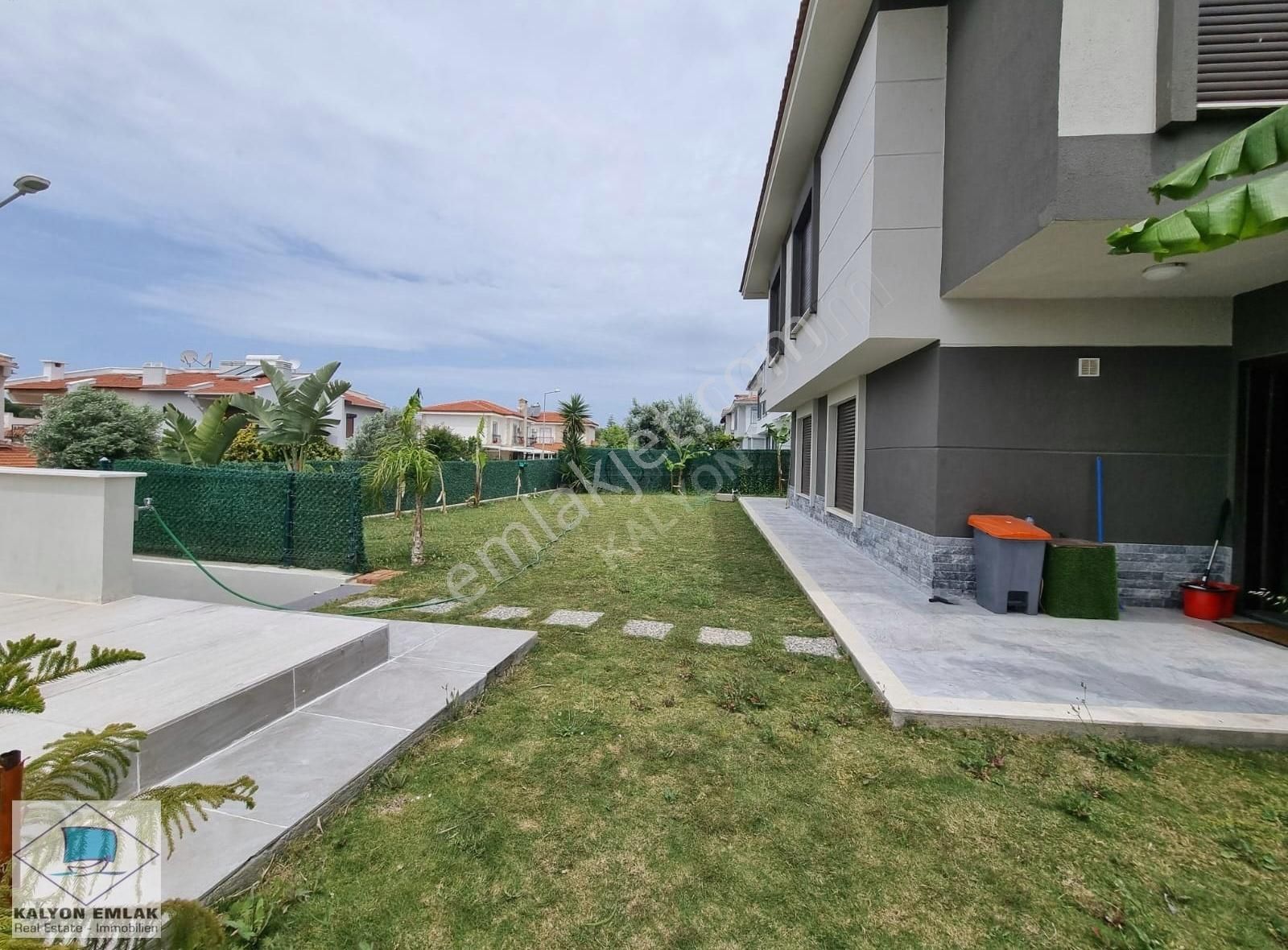 Kalyon'dan Çeşme De Denize Yakın Büyük Bahçeli 3+1 Villa
