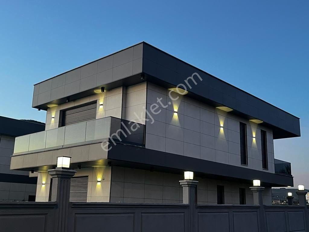B.çekmece E-5’e Yakın 6+2 Müstakil Villa