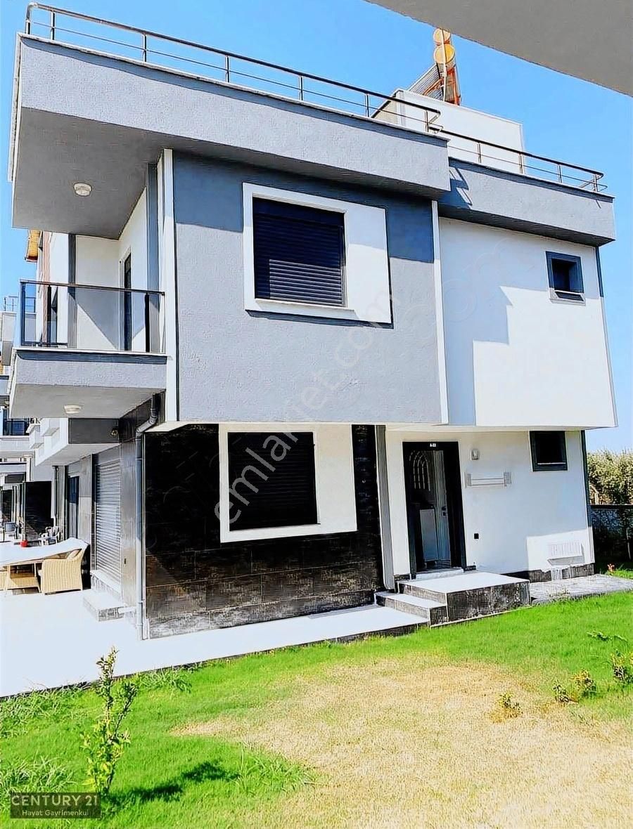 Dikili'de Havuzlu Sitede 4+1 Satılık Lüks Villa